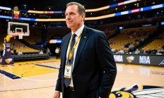 黄蜂队换帅，期待新教练带领球队反弹